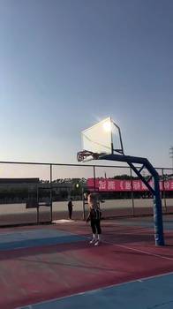 卧槽，这小伙是什么炸裂身体啊？扣篮这么劲爆！🤯